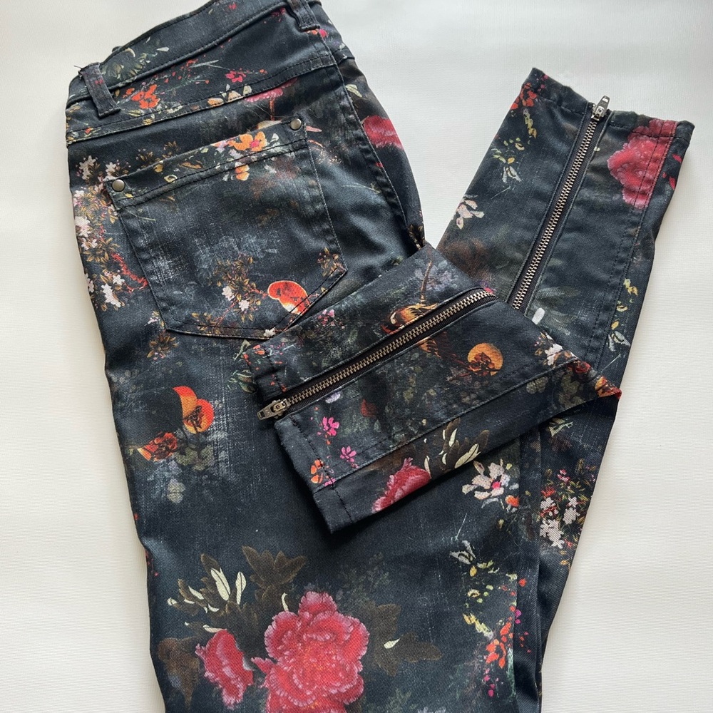 Floral Women's jeans Size Small
Excellent condition - Picture 7 of 9